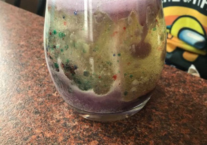 10 szklanka z kolorową wodą